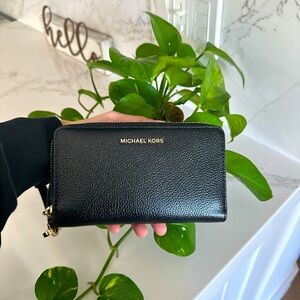 Michel Kors Leather Continental Wristlet